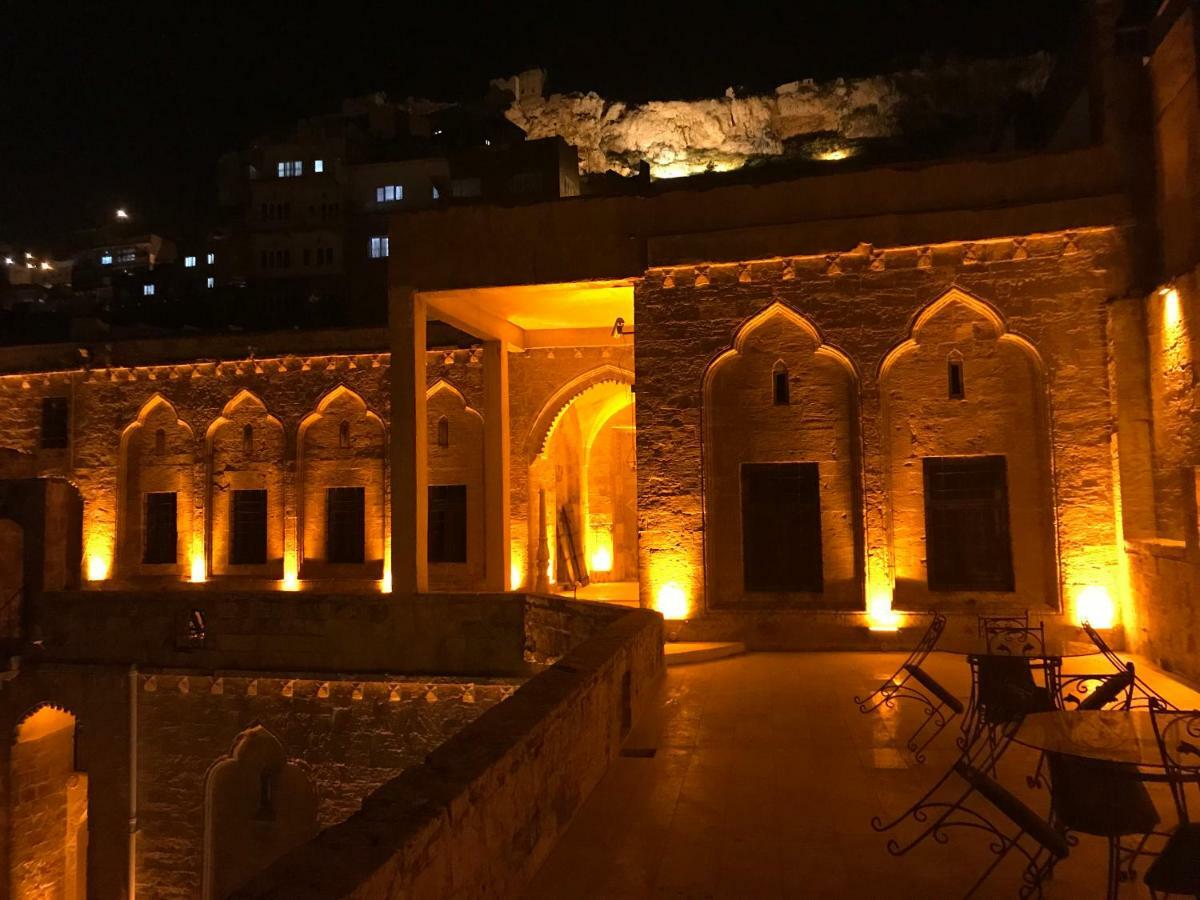 Kasr-i Abbas Hotel *