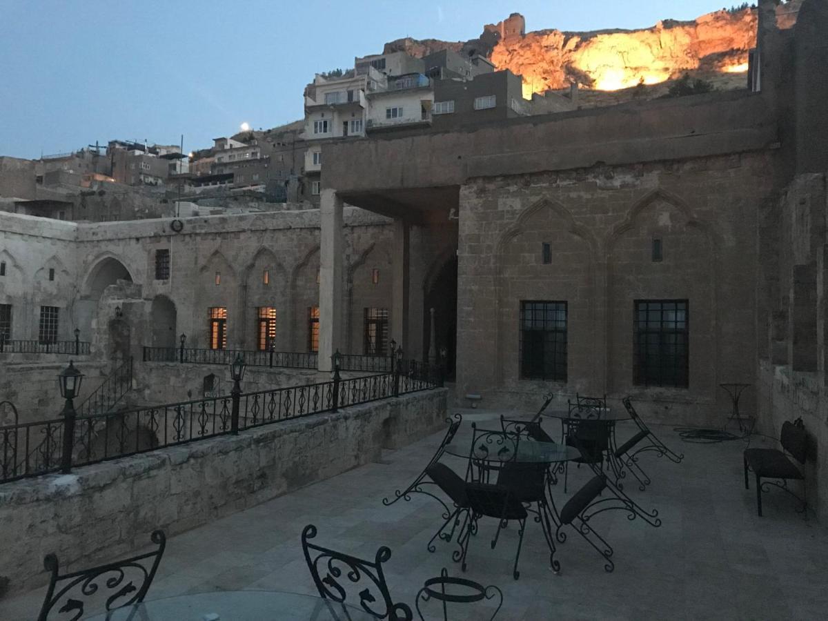 Kasr-i Abbas Hotel *